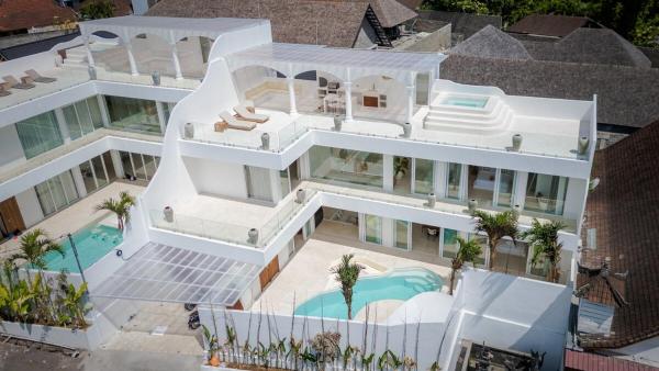 Casa Auma Stunning 4 Bedroom Villa in Canggu, Забронировать  Отели Tumbak Bayuh с бассейном, Бассейн