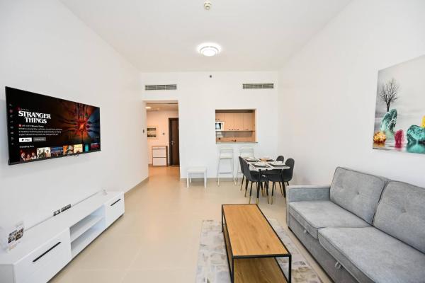 Stylish 1BR Apartment - Central Location in JVC - Balcony - Holiday Boulevard, Забронировать  Дубай Эмират Дубай