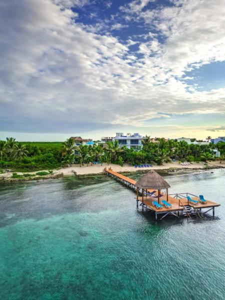 Gorgeous Oceanfront Villa with Private Pool and Dock, Забронировать  Отели Тулум с бассейном, Бассейн