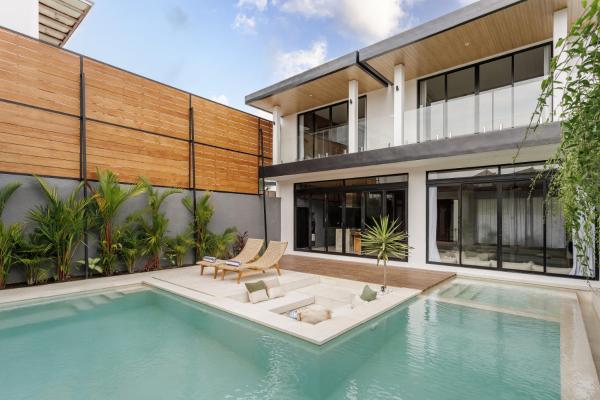 Stunning 3-Bedroom Luxury Villa with Private Pool, Netflix, and Amazing Views, Забронировать  Далунг провинция Бали