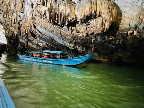 Phong Nha Cave Boat Tour Included - Nguyen Shack, Забронировать  Отели Фонгня с бассейном, Бассейн
