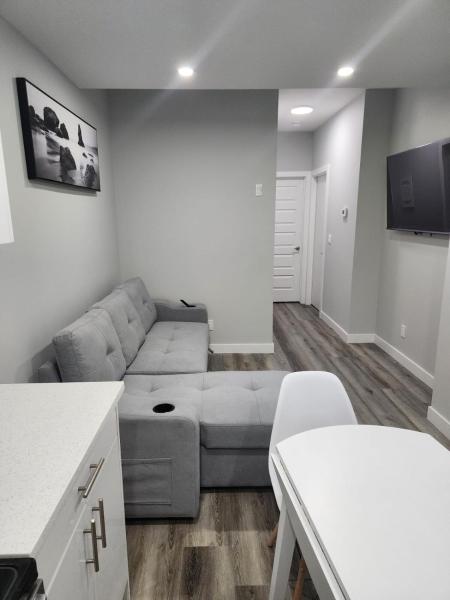 lovely 2bed & 1 Bath Basement Suite for 4 guests, Забронировать  Калгари 