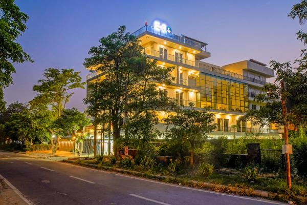 Hotel urban oasis Near Huda & Millennium City Centre Metro station I Gurgaon, Забронировать  Гургаон штат Харьяна