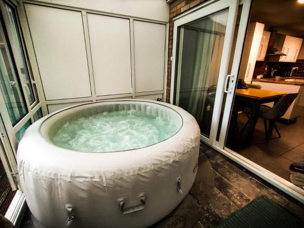 Cozy Four-Bedroom Home with Hot Tub, Garden, CONTRACTORS WELCOME - Close to Shops, Restaurants, Hospital and Park, Забронировать  Питерборо 