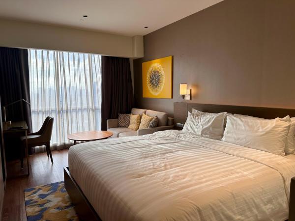 Luxury California King Suite with Pool and City View, Забронировать  Манила Столичный регион