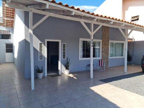 Casa ampla com 3 quartos com ar condicionado a 50mts da praia, Забронировать  Сан-Франсиску-ду-Сул Санта-Катарина