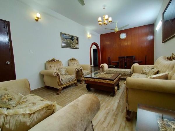New Entire Home for vacation, Забронировать  Отели Карачи с парковкой, Парковка