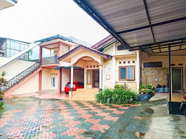 RedDoorz at Dewa Breeze Inn Near Paralayang, Забронировать Отель Отели Songgoriti с парковкой, Парковка