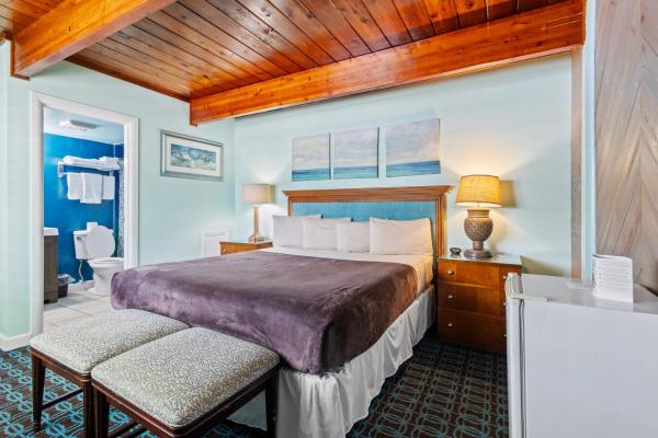 Oceanfront Inn Room #9 - Inlet View - King Bed, Забронировать  Форт-Пирс штат Флорида, рядом с Jetty Park Beach