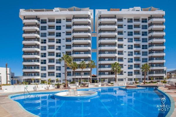 Stylish Condo with Pools Gym Sunset Bay Views, Забронировать  Отели Южной Нижней Калифорнии с парковкой, Парковка