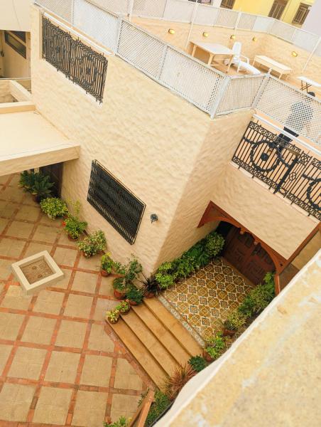Mandakini House 2 BHK, Забронировать  Отели Карачи с парковкой, Парковка