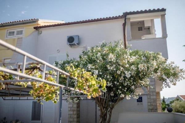 Apartments with parking space Barbat, Rab - 23817, Забронировать  Отели острова Раба с парковкой, Парковка