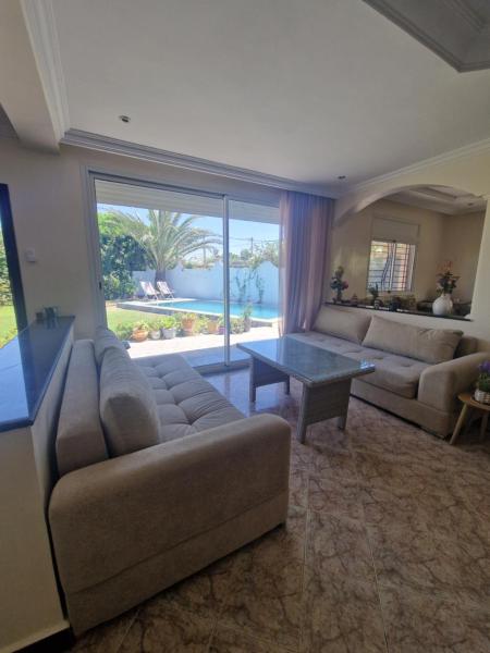 Villa spacieuse avec piscine proche aéroport Mohamed V, Забронировать  Отели Nouaseur с бассейном, Бассейн