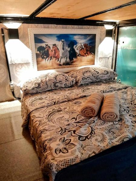 A casa pequena, mas cuidadosamente decorada, oferece um ambiente acolhedor e íntimo, perfeito para relaxar, Забронировать  Отели Serra da Bocaina с парковкой, Парковка