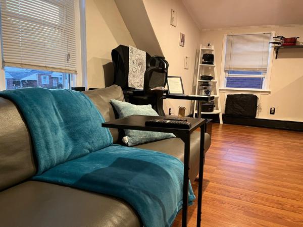 Charming NYC apt near UBS and Belmont Park Village, Забронировать  Элмонт Штат Нью-Йорк