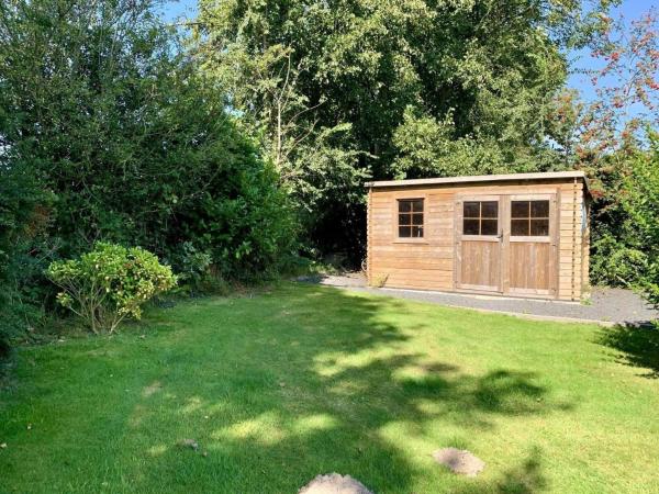 3 bedrooms, 5 beds, beautiful garden, Забронировать  Отели Kop van Noord-Holland с парковкой, Парковка