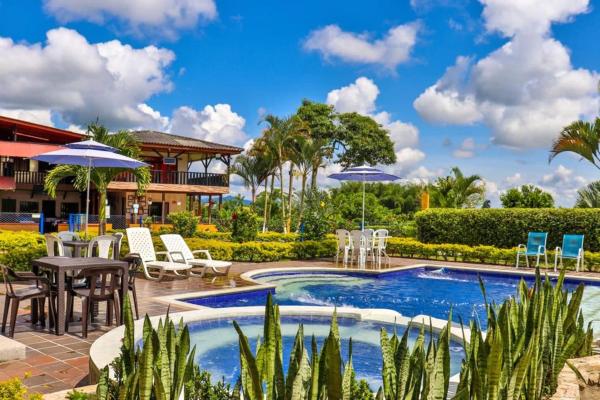 Finca Hotel los Alpes, Забронировать  Отели департамента Сантандера с бассейном, Бассейн