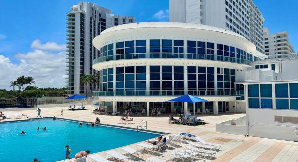 SeaStays-Miami Beach Apartments, Забронировать  Отели Майами-Бич с парковкой, Парковка