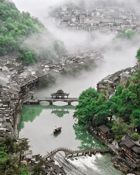 Yanyu Yunxi Resort Hotel 烟雨云兮酒店, Забронировать  Фэнхуан Хунань