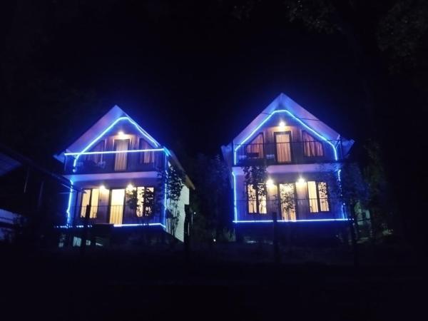 Panorama Hillside Cottages, Забронировать  Отели края Рача-Лечхуми и Квемо-Сванети с парковкой, Парковка