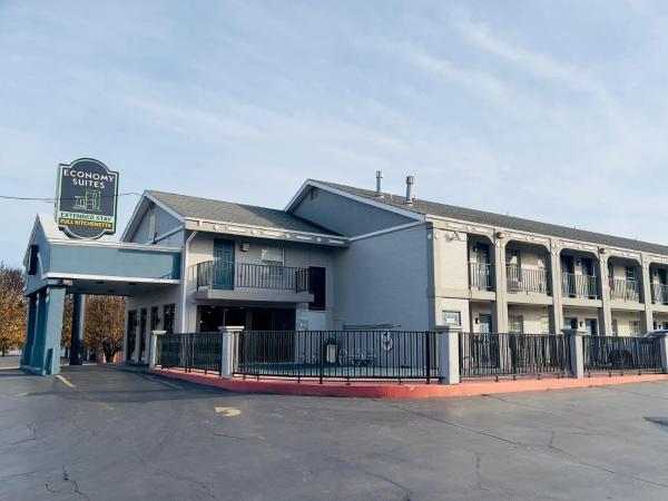 Super 8 by Wyndham Tulsa/Arpt/St Fairgrounds