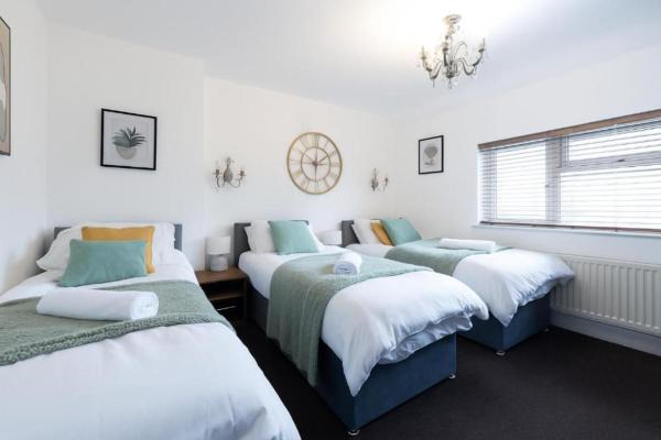 Bright 3 Bedroom Property Close to Leeds City Centre Parking, Забронировать  Киллингбек Западный Йоркшир