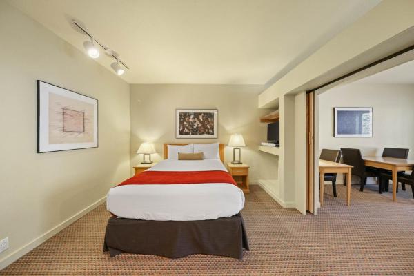 Palisades Tahoe Lodge Rentals Studio #250, Забронировать  Отели Олимпик-Вэлли с парковкой, рядом с Хедволл, Парковка