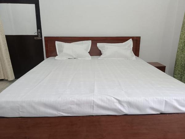Shri Gayatri homestay, Забронировать  Отели штата Уттар-Прадеша с парковкой, Парковка