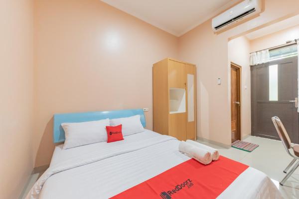 RedDoorz Syariah near Alun Alun Palimanan, Забронировать  Klangenan провинция Западная Ява