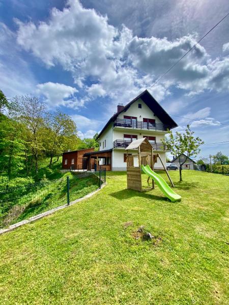 Holiday Home Maklen Gorski kotar with sauna and jacuzzi, Забронировать  Отели Приморско-Горанской жупания с парковкой, Парковка