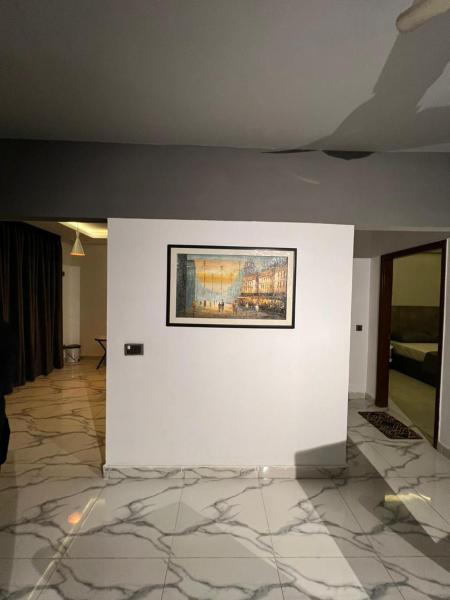 Travellers Heaven 2BR APT Gulshan Iqbal 13-E, Забронировать  Отели Карачи с парковкой, Парковка