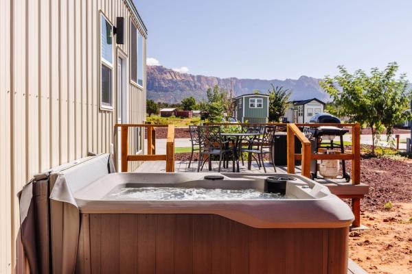 Jasper tiny home with private hottub, Забронировать  Эппл-Вэлли Юта