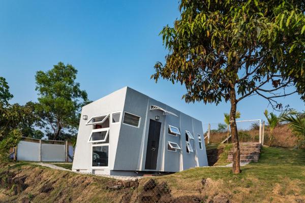 Twist, Tiny home on the Cliff, Забронировать  Отели штата Махараштры с парковкой, Парковка