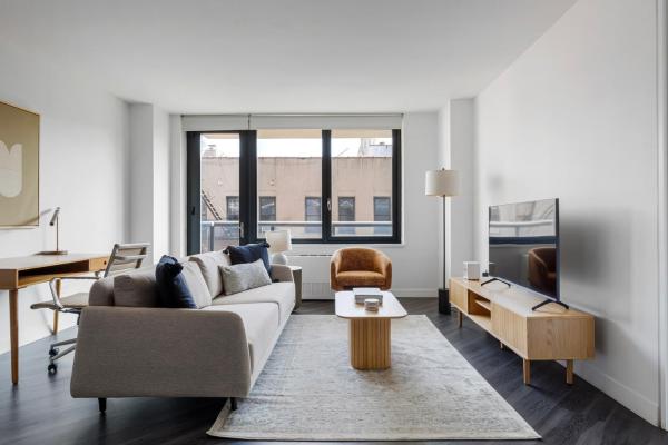 East Village 1br w balcony doorman wd nr bars NYC-1125, Забронировать  Ист-Виллидж - Нижний Ист-Сайд Нью-Йорк