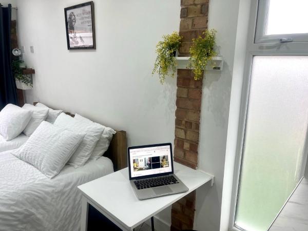 Great Studio near Luton Airport - SUPER HOST 3 YEARS RUNNING, Забронировать  Отели Лутон с парковкой, Парковка