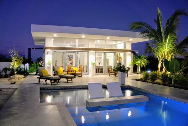 White Villas - Romantic Getaway - Oceanside Large Modern Studio with Pool, 500ft from Long Bay Beach, Забронировать  Отели Провиденшиалс с бассейном, Бассейн