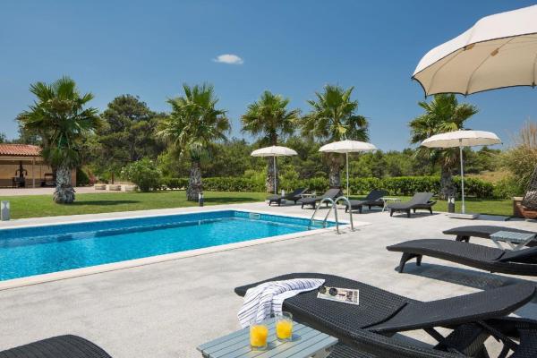 Malibu Grand Royale – Luxury Group Villa