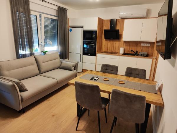 SzeCu Apartmanház, Забронировать  Пакш Тольна