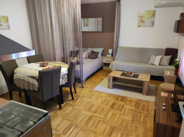Studio apartman Vuković 4 zvjezdice, Забронировать  Отели Осиецко-Бараньская жупания с парковкой, Парковка