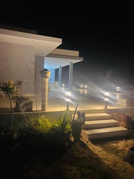 Beach house wing in kerkennah island. Fully equipped place for 4 guests and peaceful relaxing stay. Calm sea and beautiful sun rise that can be enjoyed straight on the beach or from the house terrace, Забронировать  Ouled Yaneg Сфакс