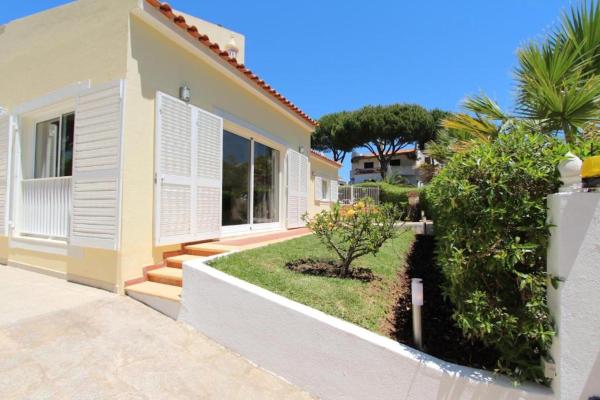 Modern Vilamoura Villa Close To Pinhal Golf Villa Maelou 4 Bedrooms, Забронировать  Отели Куартейра с парковкой, Парковка