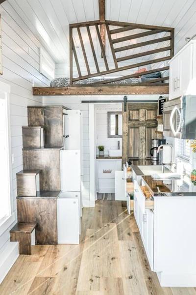 Charming Tiny Home with private deck and bbq