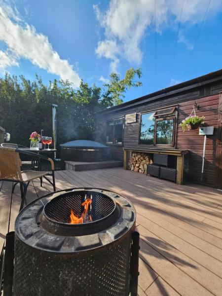 The Woodland Lodge - Wood Fired Hot Tub and Firepit, Забронировать  Хэмблтон Англия