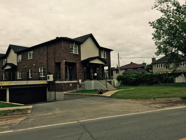 Luxury Two Story Villa Unit C, Забронировать Вилла Лаваль Rive-Nord