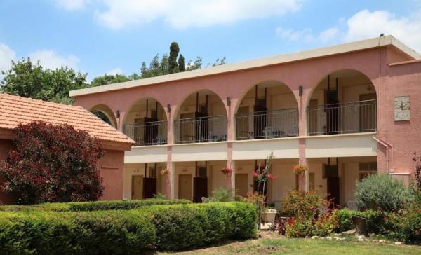 Shaar Hagolan Kibbutz Country Lodging
