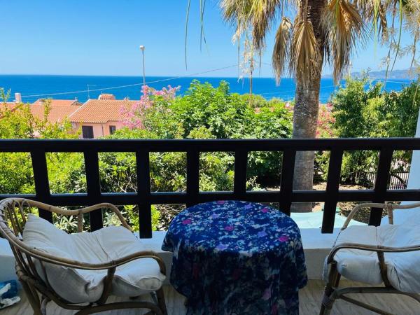 Villa with beautiful Private Garden & Breathtaking Sea View