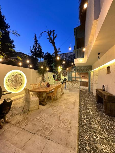Rustic Luxe Garden Villa, Забронировать  Отели Маади с парковкой, Парковка