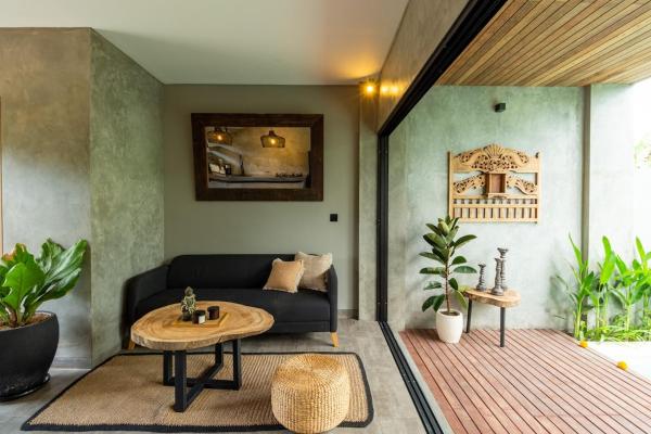 Chic industrial 2-Br townhouse with private pool, Забронировать  Чангу Бадунг