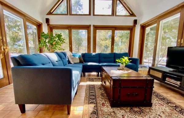 The River\s Echo-Historic River House-4 Bedrooms, 6 Beds, 10 Guests, Забронировать  Отели Saint Croix Falls с парковкой, Парковка