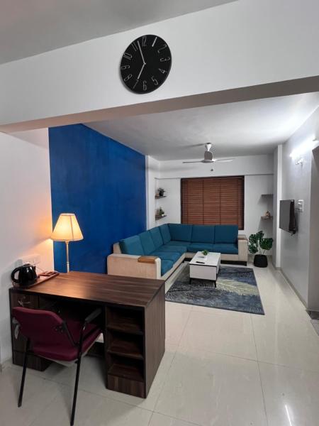 Surya\s Serviced apartment, Забронировать  Отели штата Махараштры с парковкой, Парковка